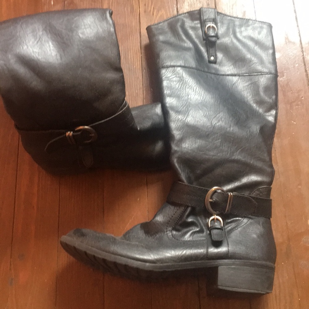 Black boots with buckle